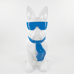 Bulldogge Skulptur sitzend mit Sonnenbrille 190 cm – Weiß & Blau 2