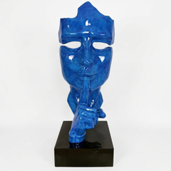 Quiet Face Skulptur 190 cm auf Sockel – Patiniert Blau 1