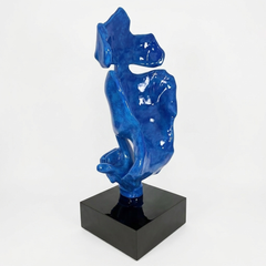 Quiet Face Skulptur 190 cm auf Sockel – Patiniert Blau 3