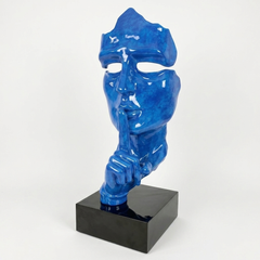 Quiet Face Skulptur 190 cm auf Sockel – Patiniert Blau 2